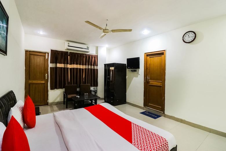Oyo 9848 Hotel Dev Palace