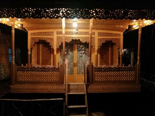House Boat Hardy Palace