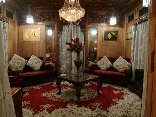 House Boat Hardy Palace