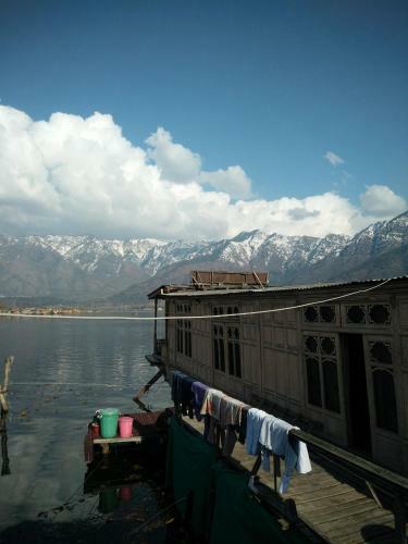 Houseboat Young Snow View Front Line Dal Lake