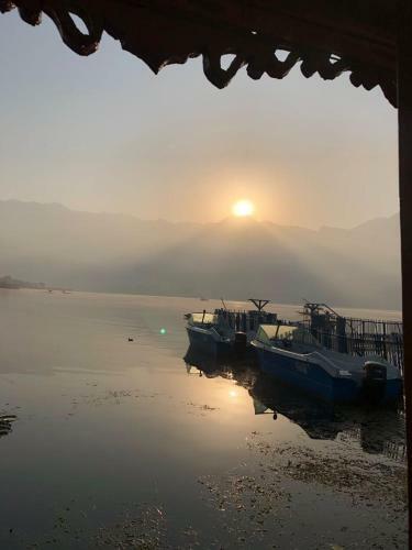 Houseboat Young Snow View Front Line Dal Lake