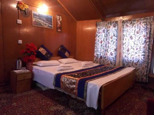 Houseboat New Suzan