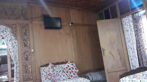 House Boat New Cherry Ripe