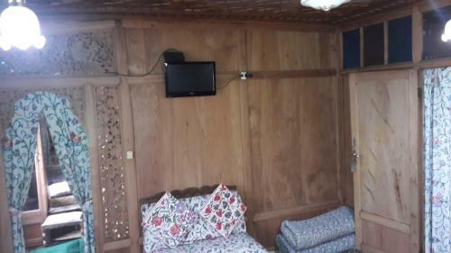 House Boat New Cherry Ripe