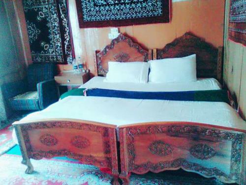 Hotel Houseboat Shamus Maqbool