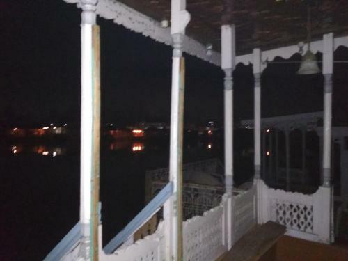 Hotel Houseboat Shamus Maqbool