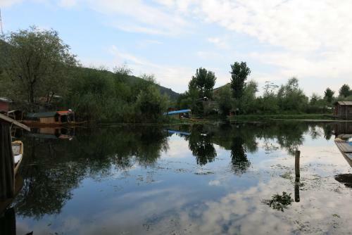 Hotel Houseboat Shamus Maqbool