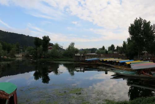 Hotel Houseboat Shamus Maqbool