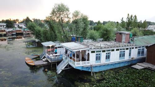 Hotel Houseboat Shamus Maqbool
