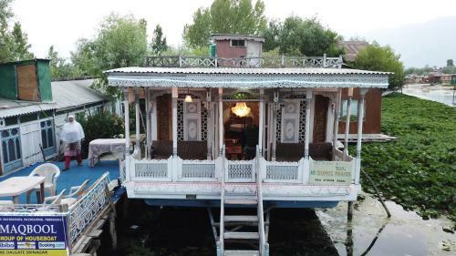 Hotel Houseboat Shamus Maqbool
