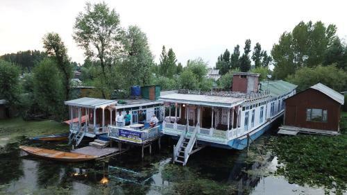 Hotel Houseboat Shamus Maqbool