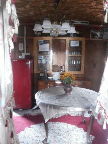 Hotel Houseboat Shamus Maqbool