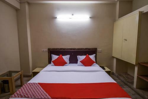 Oyo 15212 Hotel Seema