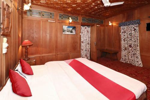 Oyo 45251 Billoo Palace Houseboat