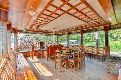 Oyo 23104 Houseboat Indraprastham Four Square 4 Bhk
