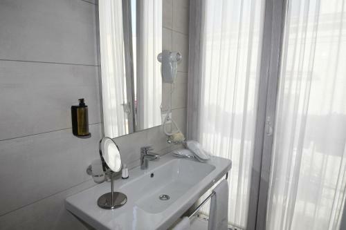 Bed & Breakfast White 1903