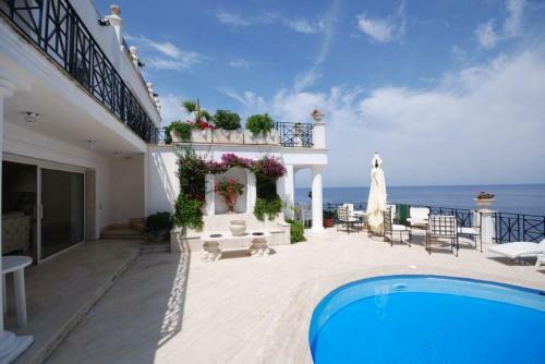 Forio Villa Sleeps 14 Air Con