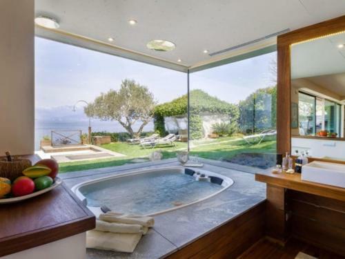 Ispra Villa Sleeps 8 Pool Air Con Wifi
