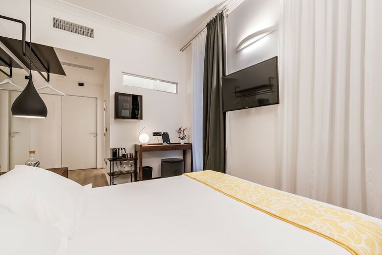 Hostal The First - La Spezia 5 Terre