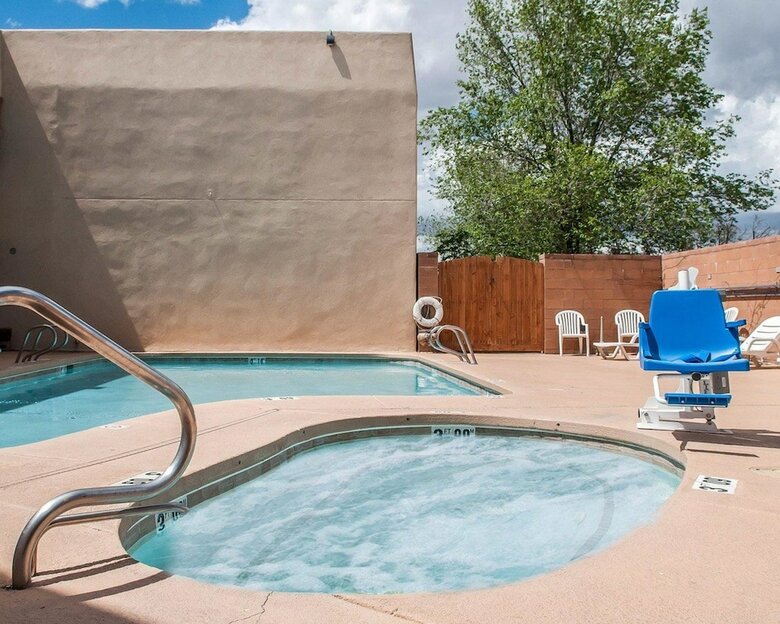 Hotel Rodeway Inn & Suites