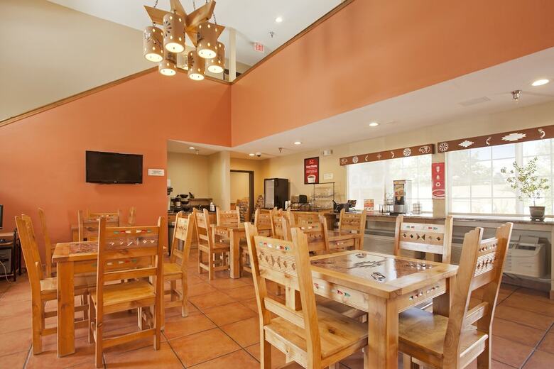 Hotel Rodeway Inn & Suites
