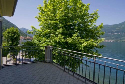 Lezzeno Villa Sleeps 8 Wifi