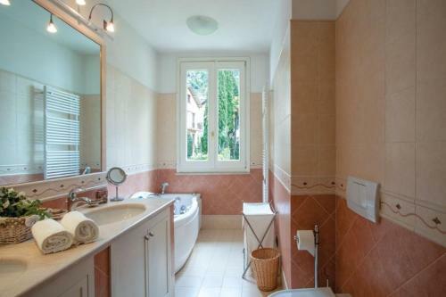 Lezzeno Villa Sleeps 8 Wifi