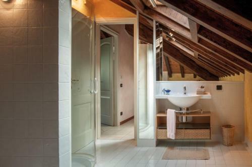 Lezzeno Villa Sleeps 8 Wifi
