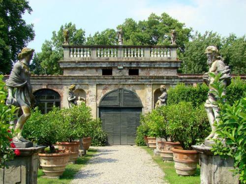 Historic Mansion In Lucca Town Centre