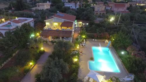 Apartment In Villa With Pool And Garden