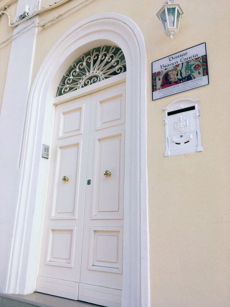 Hostal Domus Bianca Lancia