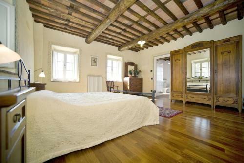 Petrognano Villa Sleeps 11 Wifi