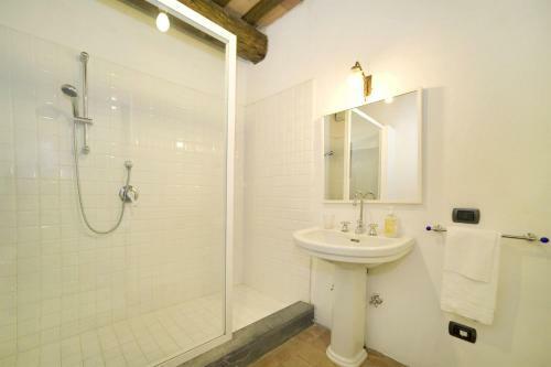 Petrognano Villa Sleeps 11 Wifi