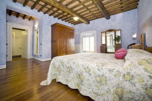 Petrognano Villa Sleeps 11 Wifi