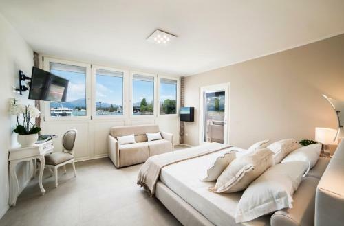 Hostal Riviera Carducci Rooms