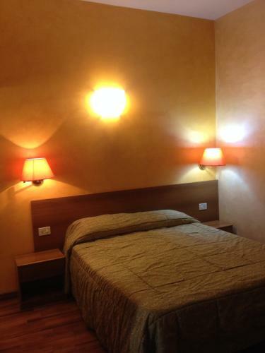 Hostal Re Di Roma Rooms