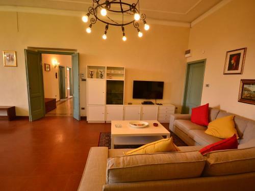 Villa Peaceful Holiday Home With Pool In Montefiridolfi Italy