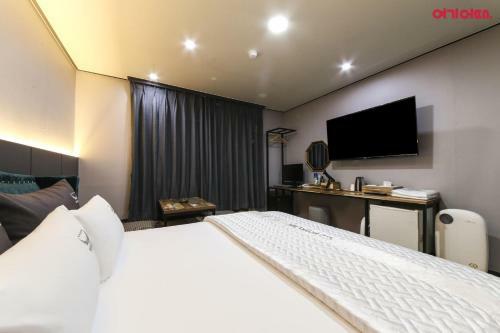 Hit Hotel