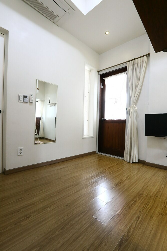Hostal Yujung Guesthouse