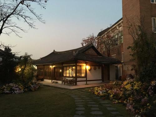 Hostal Ginkgo Tree Guesthouse