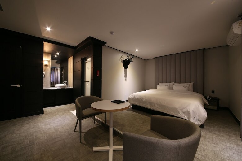 Almond Hotel Gupo Station