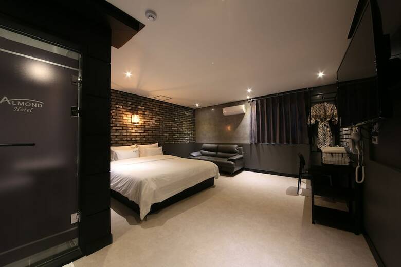 Almond Hotel Gupo Station