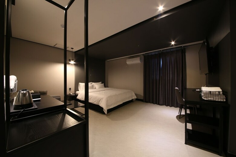 Almond Hotel Gupo Station