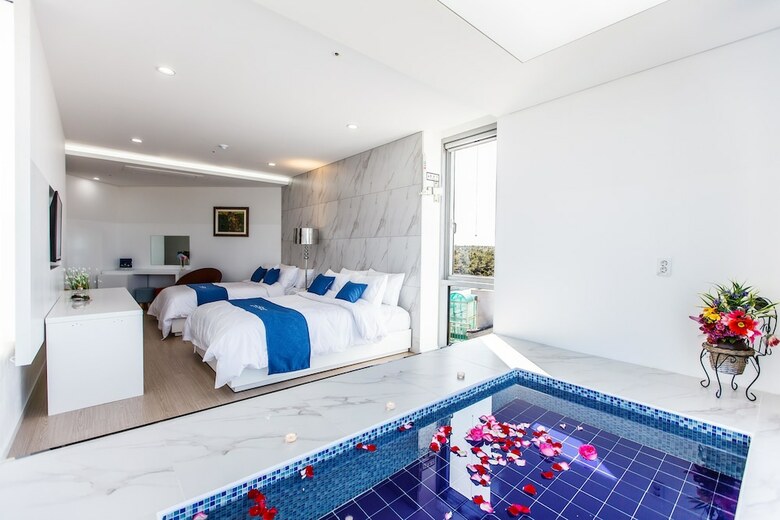 Blue Spring Hotel