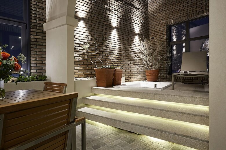 9 Brick Hotel