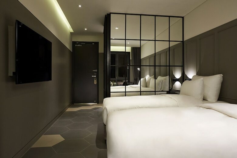 9 Brick Hotel