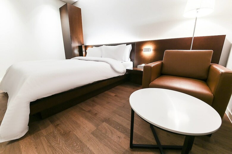 Golden River Hotel