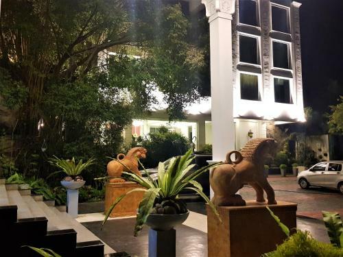 Hotel Green Court
