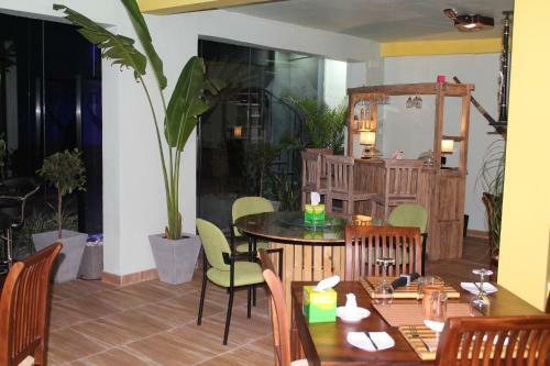 Hostal This Is It Airport Hotel And Restaurant