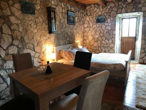 Hostal Apartments "old House Pajovic"